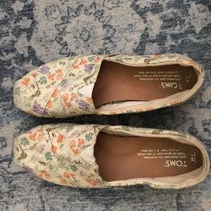 Tom’s Cream Color Floral Slip On Flats size 7